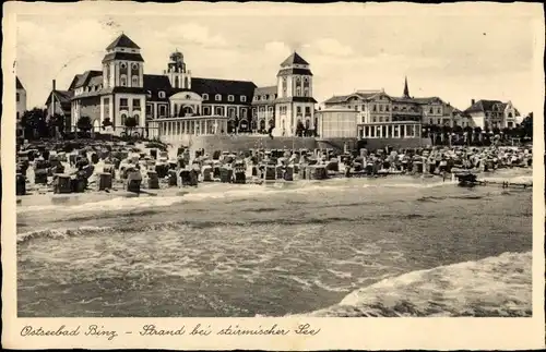 Ak Seebad Binz auf Rügen, Strand bei stürmischer See, Strandkörbe, Hotels