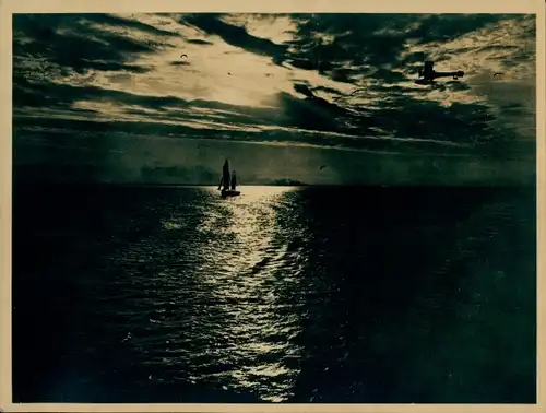 Foto Segelschiff auf offener See, Abenddämmerung