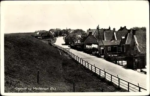 Ak Moddergat Friesland Niederlande, Straßenpartie, Häuser mit Gärten