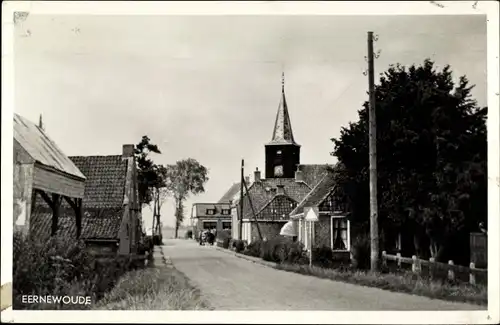 Ak Eernewoude Friesland Niederlande, Straßenpartie, Kirche