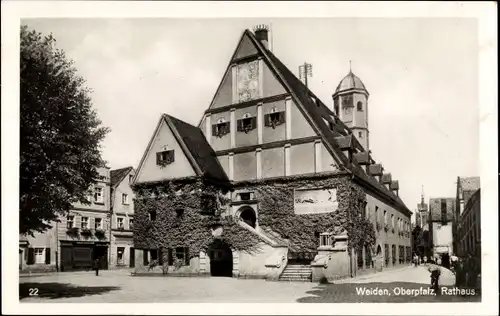 Ak Weiden Oberpfalz, Blick auf die Freitreppe des Rathauses