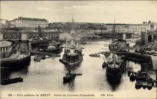 Ak Brest Finistère, Port Militaire, Sortie du Cuirassé Formidable, Drehbrücke
