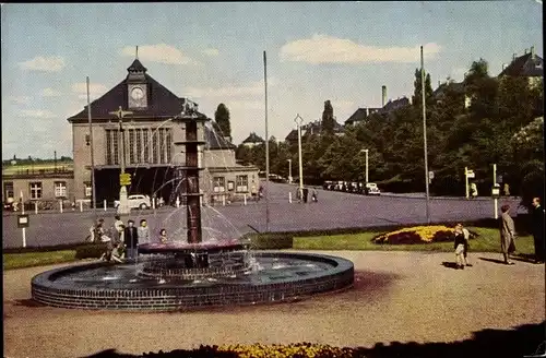 Ak Glauchau an der Zwickauer Mulde in Sachsen, Der Brunnen am Bahnhofsplatz