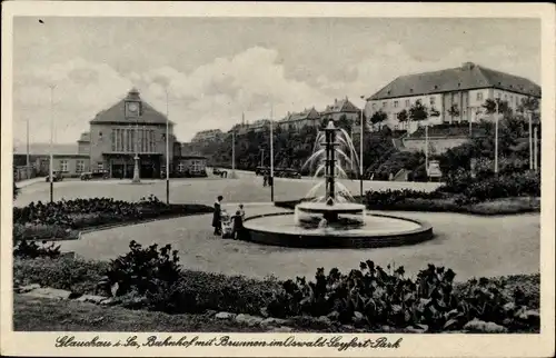 Ak Glauchau in Sachsen, Bahnhof mit Brunnen im Oswald Seyfert Park