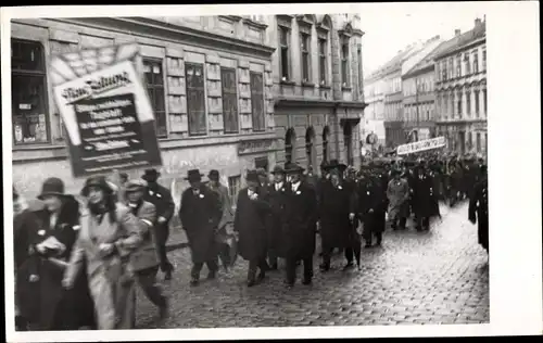 Foto Ak Unbekannter Ort, Personen bei einem Umzug 16.10.1932, Engelmann