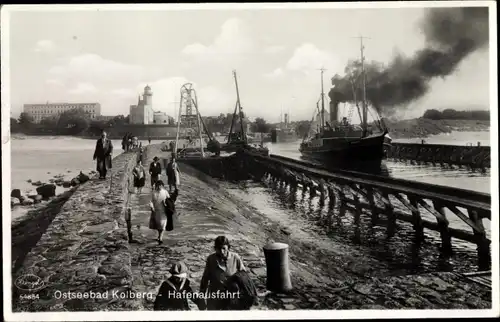 Ak Kołobrzeg Kolberg Pommern, Hafenausfahrt, Dampfer