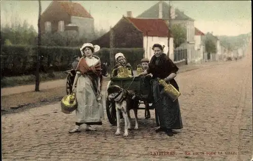 Ak Laitieres, en route pour la ville, Milchfrauen in Trachten, Milchkarren, Hundekarren