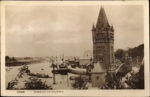 Ak Hansestadt Lübeck, Hafenpartie mit Hubbrücke