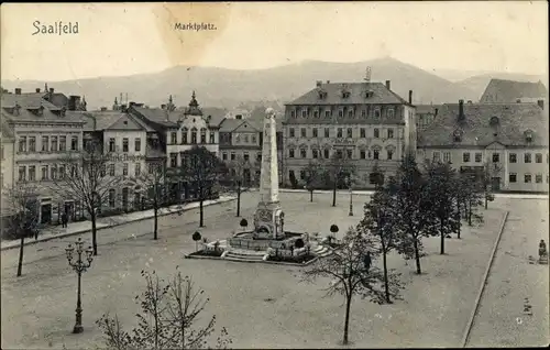 Ak Saalfeld an der Saale Thüringen, Partie am Marktplatz, Markt Drogerie, Hotel zum Hirsch, Denkmal