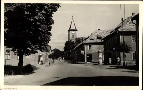 Ak Hildburghausen in Thüringen, Straßenpartie, Kirchturm