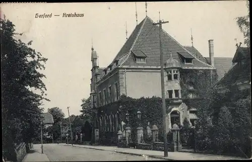 Ak Herford in Nordrhein Westfalen, Seitenblick auf das Kreishaus, Straßenpartie