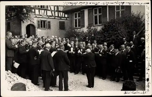 Foto Ak Schnait Weinstadt in Württemberg, Chor vor dem Silchermuseum, Dirigent, 1933