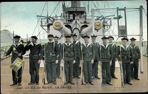 Ak La Vie du Marin, Franz. Matrosen, La Garde, Wachen, Geschütztürme, Kriegsschiff