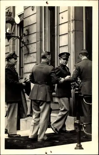Foto Ak Friesland Niederlande, Männer in Uniformen, Eingang
