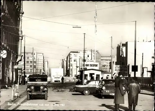 Ak Berlin Mitte, Friedrichstraße, Checkpoint Charlie, Sektorengrenze, Opel Kapitän, Jeep