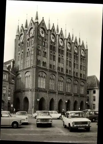 Ak Stralsund in Vorpommern, Rathaus, Marktplatz mit Autos