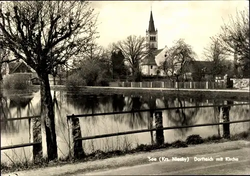 Ak See Niesky in der Oberlausitz, Dorfteich mit Kirche
