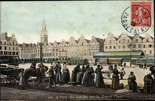 Ak Arras Pas de Calais, Le marche sur la Grande Place