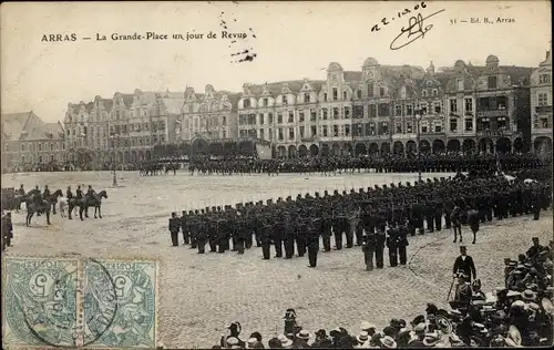 Ak Arras Pas de Calais, La Grande Place, un jour de Revue