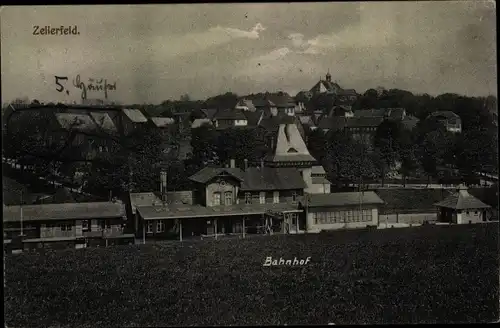 Ak Clausthal Zellerfeld im Oberharz, Bahnhof, Gleisseite, Blick auf den Ort