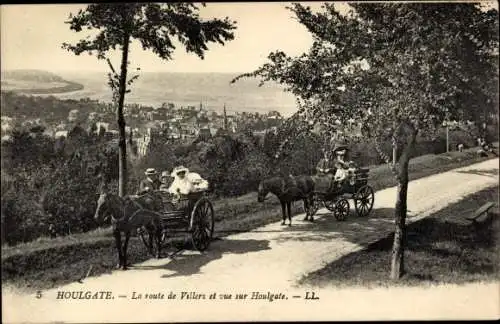 Ak Houlgate, Calvados, Straße nach Villers mit Blick nach Houlgate, Pferdekutschen