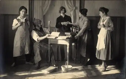 Foto Ak Schauspieler auf der Bühne, Theaterszene