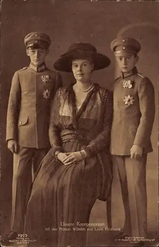 Ak Kronprinzessin Cecilie von Preußen, Prinzen Wilhelm und Louis Ferdinand, Uniform, Orden