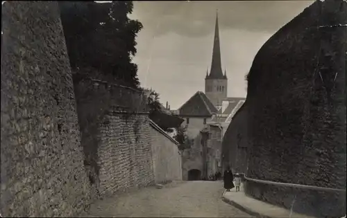 Foto Ak Tallinn Reval Estland, Straßenpartie, Kirchturm