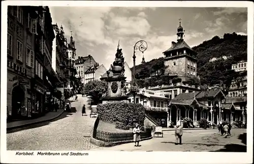 Ak Karlovy Vary Karlsbad Stadt, Marktbrunn und Stadtturm