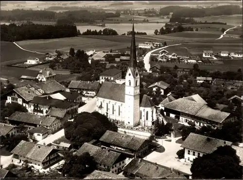 Ak Eggstätt in Oberbayern, Luftbild von Kirche im Ort