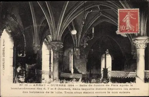 Ak Arras Pas de Calais, Salle de Justice de Paix apres le bombardement, Guerre 1914