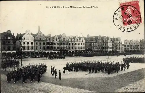 Ak Arras Pas de Calais, Revue Militaire sur la Grande Place