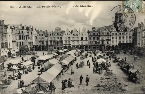 Ak Arras Pas de Calais, La Petite Place, un jour de Marche