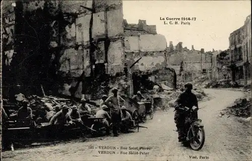 Ak Verdun Meuse, Rue Saint Peter, La Guerre 1914-1917, I.WK, Französische Soldaten, Motorrad