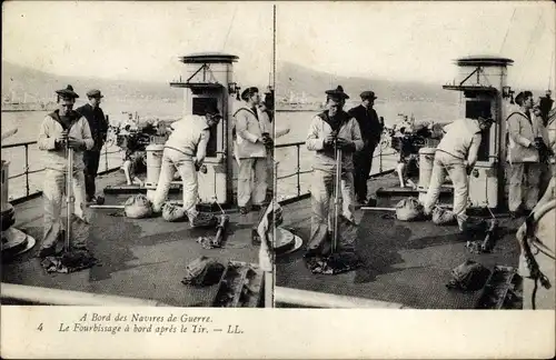 Stereo Ak Französisches Kriegsschiff, le Fourbissage a Bord apres le Tir, Seeleute