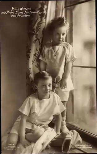 Ak Prinz Wilhelm und Prinz Louis Ferdinand von Preußen, Portrait am Fenster