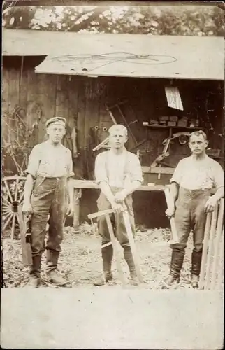 Foto Ak Drei Schreiner vor einer Werkstatt, Handwerker, Werkzeuge
