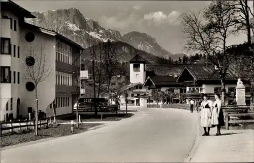 Ak Berchtesgaden in Oberbayern, Unterstein, Straßenpartie, Frauen in Tracht