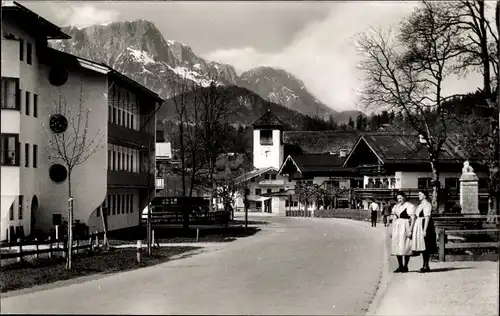 Ak Berchtesgaden in Oberbayern, Unterstein, Straßenpartie, Frauen in Tracht