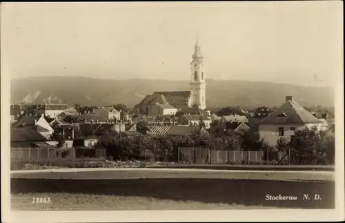 Ak Stockerau in Niederösterreich, Totalansicht der Ortschaft, Kirche