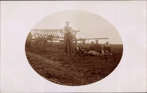Foto Ak Bauern auf einem Feld