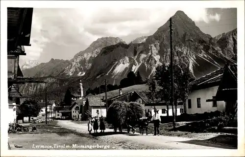Ak Lermoos in Tirol, Heukarren, Blick auf den Ort, Gebirge
