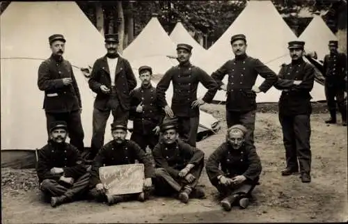 Foto Ak Maisons Laffitte Yvelines, Französische Soldaten in Uniformen, 1912