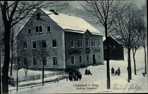 Ak Voigtsdorf Dorfchemnitz im Erzgebirge, Helbigs Gasthof, Winteransicht, Kinder mit Schlitten