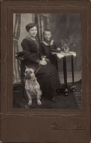 Kabinett Foto Portrait, Frau und Junge, Bulldogge