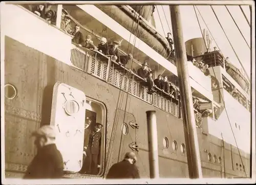 Foto Dampfer Norddeutscher Lloyd Bremen, Passagiere an Deck, Seeleute