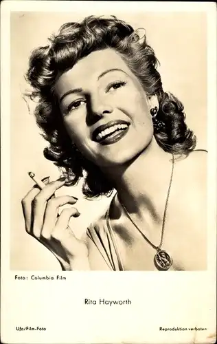 Ak Schauspielerin Rita Hayworth, Portrait mit Zigarette