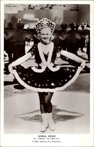 Ak Schauspielerin und Eiskunstläuferin Sonja Henie, Lovely to look at, Filmszene