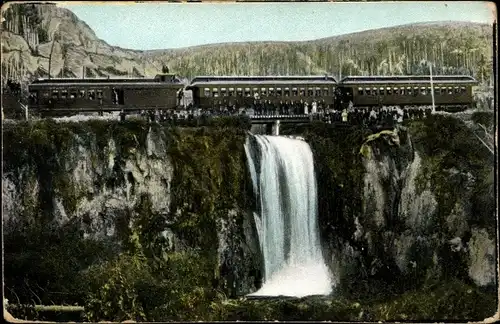 Ak Amerikanische Eisenbahn, Wasserfall, Berge