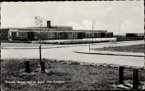 Ak Dronten Flevoland Niederlande, School met de Bijbel